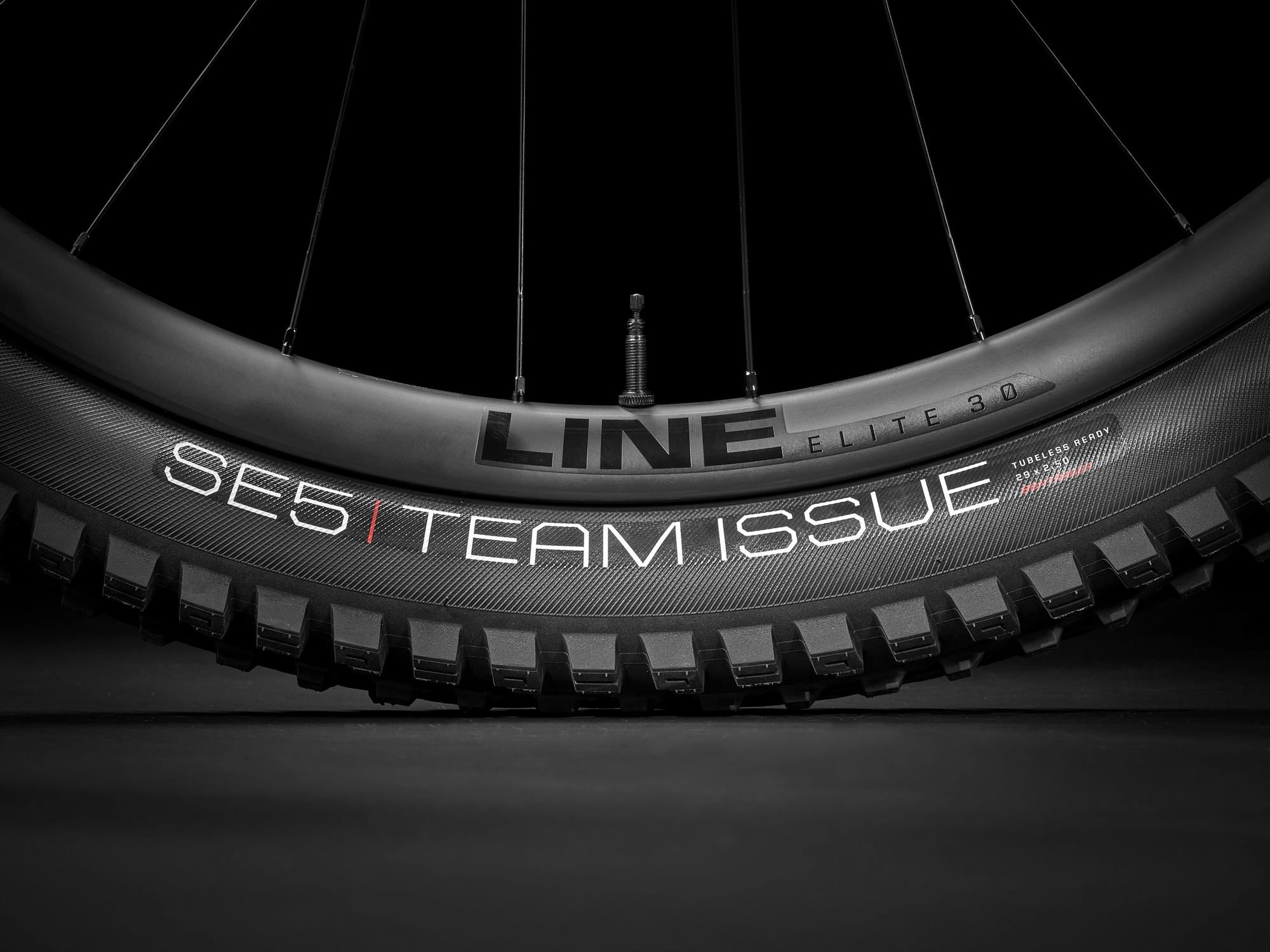 Trek Fuel EX 9.8 GX AXS S 29 Satin Baja Yellow - WERKSTATT17 Bikeshop 11 Trek Fuel EX 9.8 GX AXS S 29 Satin Baja Yellow - WERKSTATT17 Bikeshop – Bild 9