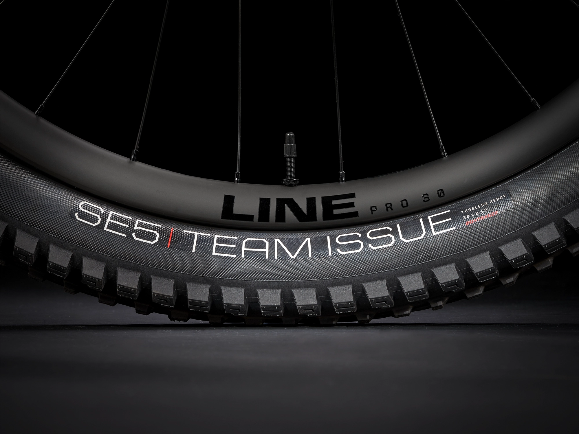 Trek Fuel EX 9.9 XX1 AXS XL 29 Satin Baja Yellow - WERKSTATT17 Bikeshop 11 Trek Fuel EX 9.9 XX1 AXS XL 29 Satin Baja Yellow - WERKSTATT17 Bikeshop – Bild 9