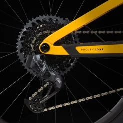 Trek Top Fuel 9.8 GX AXS ML Satin Baja Yellow - WERKSTATT17 Bikeshop 15 Trek Top Fuel 9.8 GX AXS ML Satin Baja Yellow - WERKSTATT17 Bikeshop -Fahrradladen TopFuel98GXAXS 23 37062 C Alt3